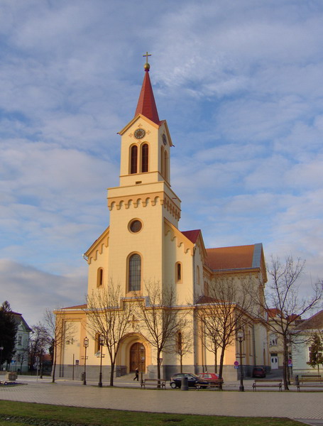 Datei:Kirche Zrenjanin.jpg