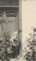 Der Altmeister beim Verlassen seines Ateliers und anlässlich seines 80. Geburtstags im Jahr 1957
