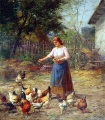 Frau füttert Hühner - WK:0717